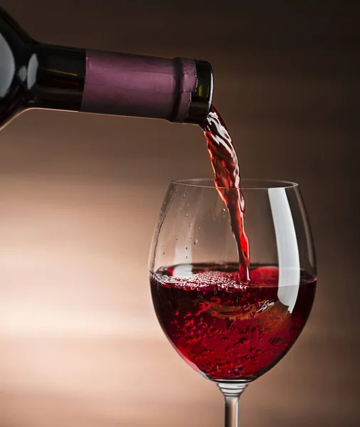 Rode Wijn Gieten Wijnglas Close Afbeelding — Stockfoto