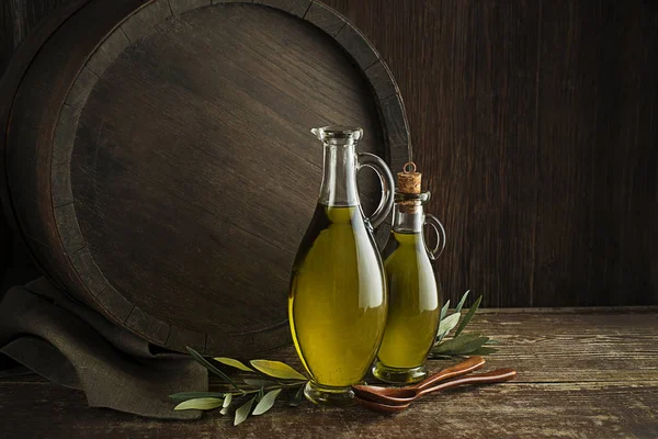 Flaskor Med Extra Jungfrulig Frisk Olivolja Med Fat Bakgrund — Stockfoto