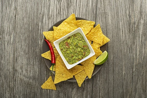 Guacamole Szósz Kukoricacsipsszel Tányéron — Stock Fotó