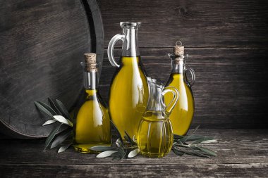 Ekstra Bakire ve sağlıklı zeytinyağı şişeleri.