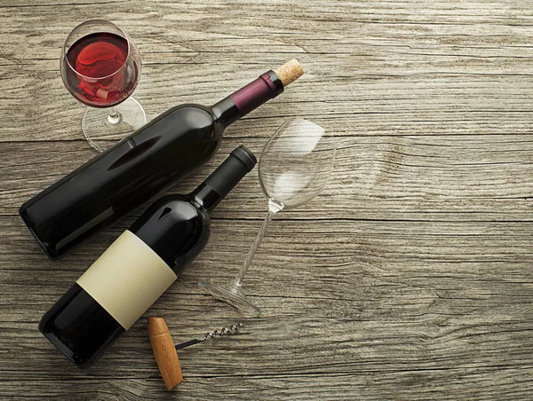 ガラスと木の背景に赤ワインのボトル ワインの瓶のモックアップ トップ ビュー — ストック写真
