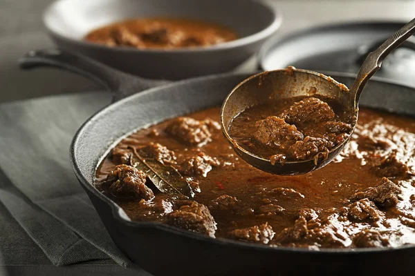 Servido Porción Estofado Tradicional Carne Res Gulash —  Fotos de Stock