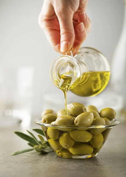 Розливу оливкової олії — стокове фото