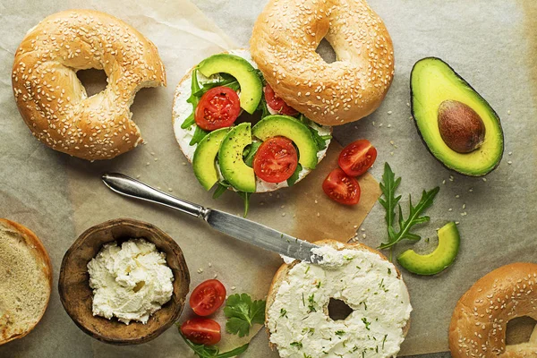 Bagel sandwich with avocado — Stock Photo, Image