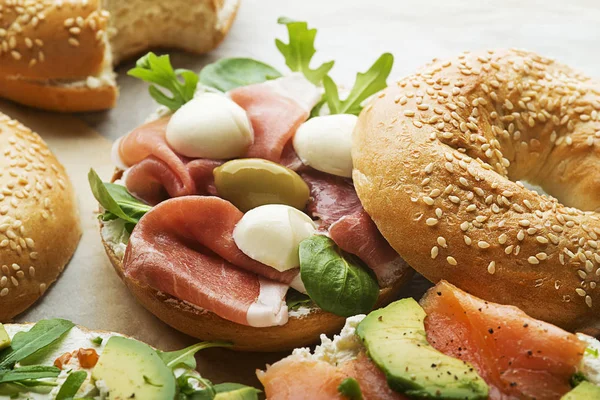Bagel-Sandwich mit Schinken und Mozzareela — Stockfoto