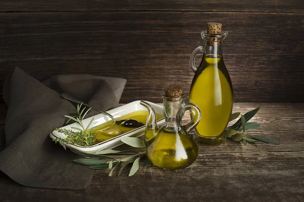 Olívaolaj gyógynövényekkel — Stock Fotó