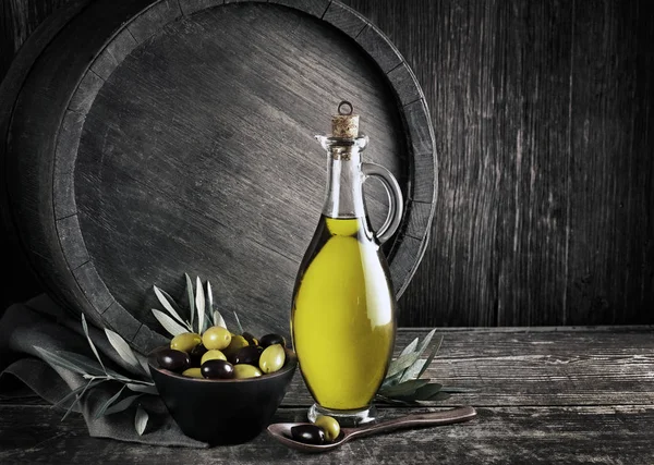 Bouteille d'huile d'olive aux olives — Photo