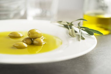 Zeytin yağı ile zeytin ve şube