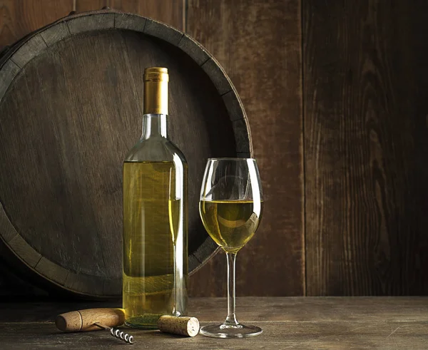 Бутылка вина и стеклянный фон — стоковое фото