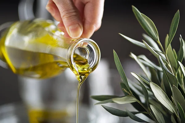 Olive oil bottle pouring — Stock Photo, Image