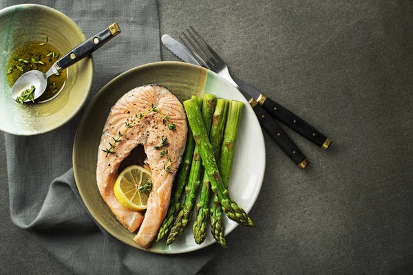 Steamed salmon with asparagus — Stock Photo, Image