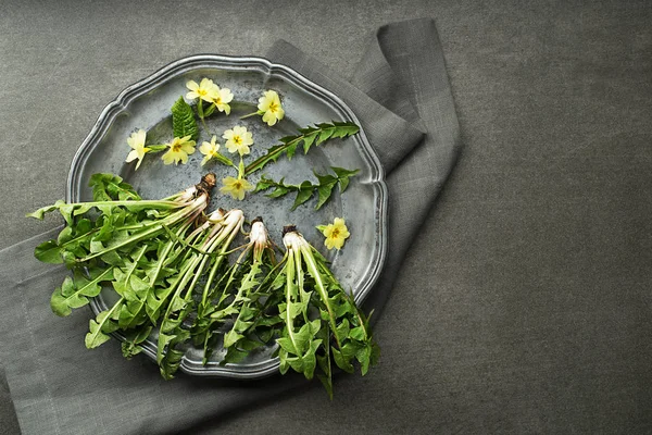 健康的な食事のためのタンポポの葉 — ストック写真