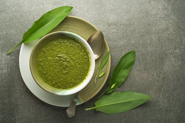 Yabani sarımsaklı Ramson çorbası.