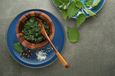 Isırgan yaprakları ile Pesto 