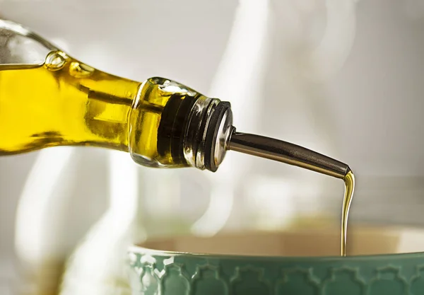 Olio versato in ciotola — Foto Stock