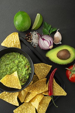 Taze malzemeler ve nachos ile guacamole sos