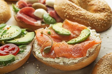 Füme somon ve avokado ile snack 