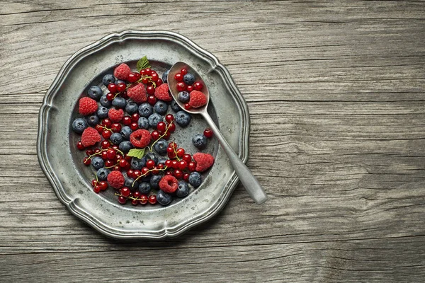 Comida saludable con frutas de bayas — Foto de Stock