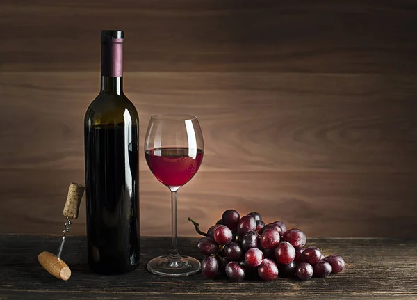 Botella de vino tinto con copa —  Fotos de Stock