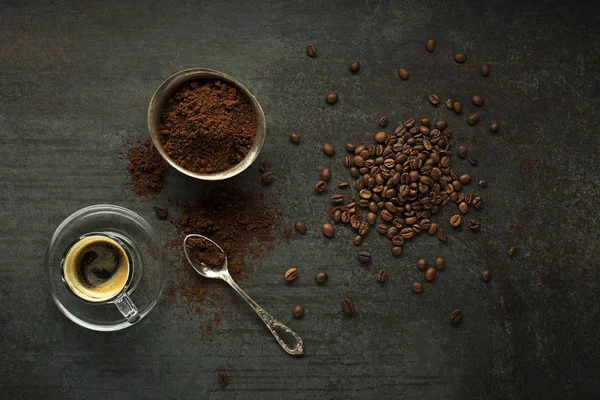 Granos de café con taza de café — Foto de Stock