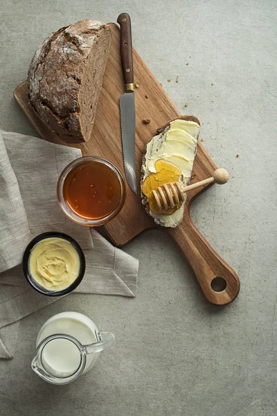 Café da manhã saudável com mel e manteiga — Fotografia de Stock