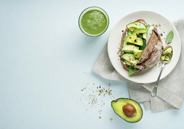 Здоровый сэндвич с авокадо — стоковое фото