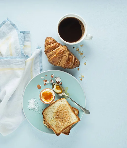 Desayuno con café y croissant —  Fotos de Stock