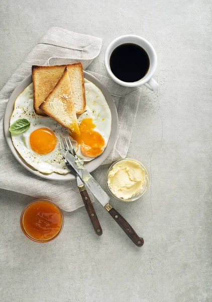Ontbijt met koffie en eieren — Stockfoto