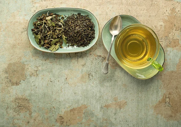 Tea cup with tea leaves — Stock Photo, Image