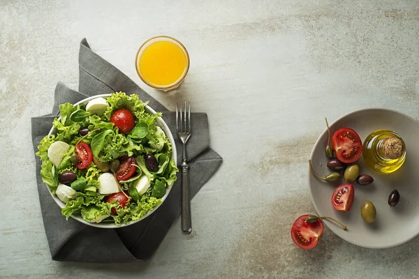 Taze malzemelerle salata yemeği — Stok fotoğraf