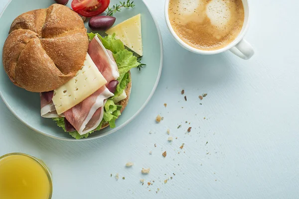 Завтрак с бутербродом и соком — стоковое фото