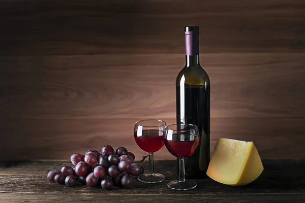 Wijnfles en wijnglazen — Stockfoto