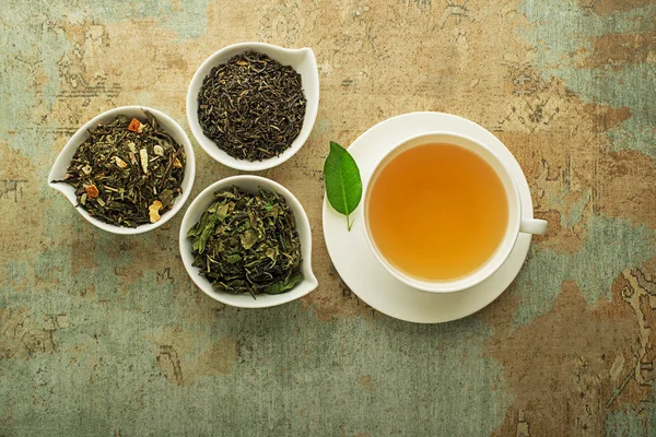Taza de té con hojas frescas — Foto de Stock