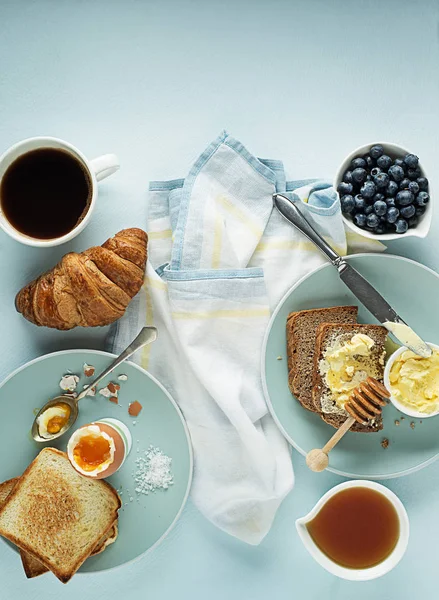 健康的な朝食を食べる — ストック写真