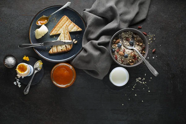Здоровый завтрак с овсянкой и яйцом — стоковое фото