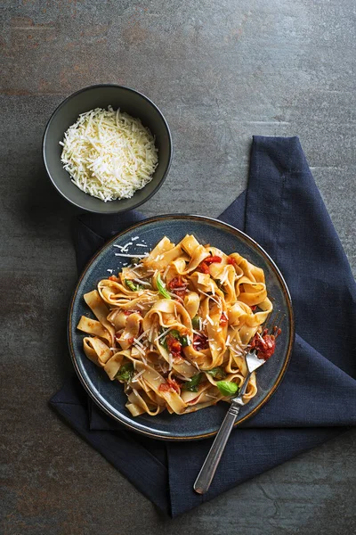 Nudelgericht mit Tomatensauce — Stockfoto