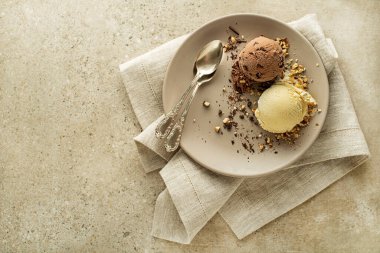 Çikolata ve vanilya aromalı dondurma seti..