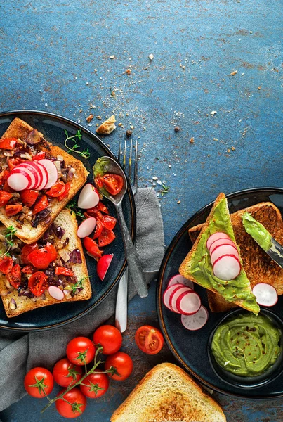 Frühstück Mit Toast Sandwiches Mit Avocado Aufstrich Tomaten Zwiebeln Und — Stockfoto