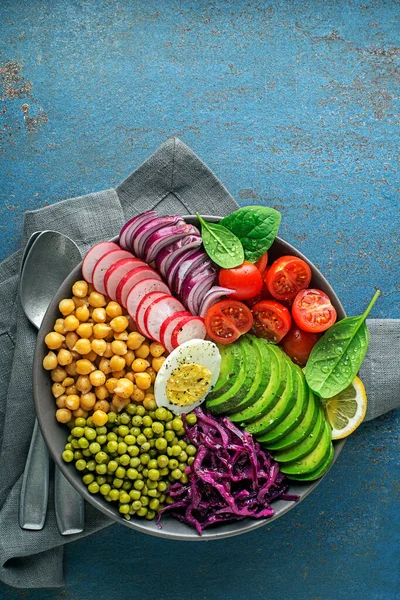 健康的なビーガンランチボウル アボカドと野菜料理 ひよこ豆 トマト 赤キャベツ 緑のエンドウ豆 赤玉ねぎと卵 — ストック写真