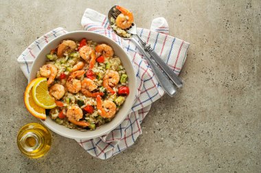 Gri arka planda ızgara karides ve sebzeli sağlıklı risotto yemeği. Izgara karides. Sağlıklı yiyecekler. Deniz ürünleri..