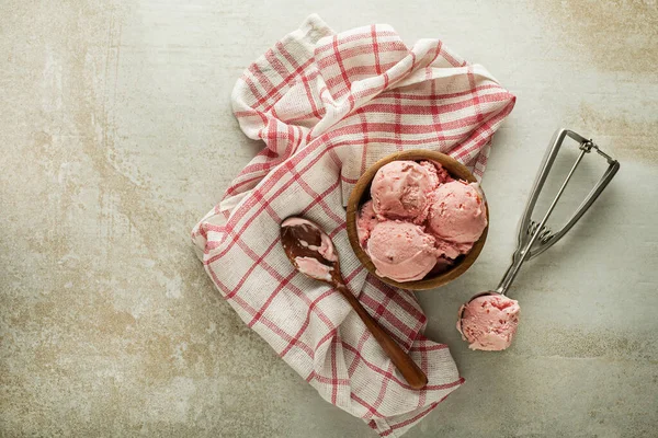 부드러운 아이스크림이나 요구르트를 신선하게 먹는다 과일즙 아이스크림 꼬챙이로 껍질을 벗기는 — 스톡 사진