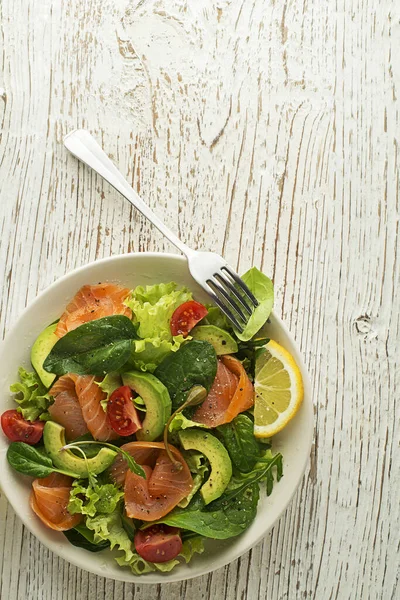 Färsk Grönsallad Med Rökt Lax Och Avokado Nära Håll — Stockfoto