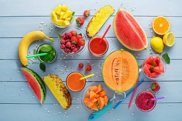 Friska Smoothies Med Färska Sommarfrukt Ingredienser Blå Bord Bakgrund — Stockfoto