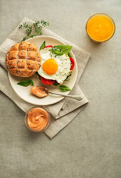 Śniadanie Serwowane Kanapką Jajkiem Sokiem Pomarańczowym Pyszne Klasyczne Zdrowe Śniadanie — Zdjęcie stockowe
