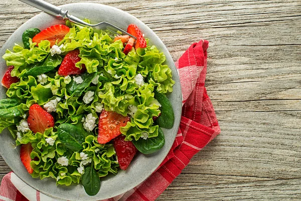 Salada Verde Saudável Com Morango Queijo Fresco Perto Farinha Salada — Fotografia de Stock