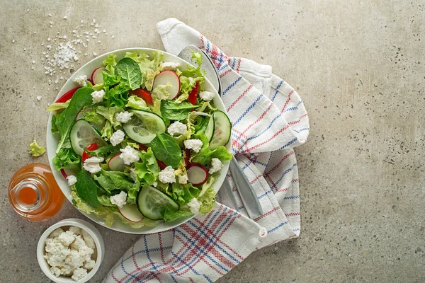 Insalata Lattuga Con Verdure Miste Cagliata Formaggio Fresco Vicino — Foto Stock