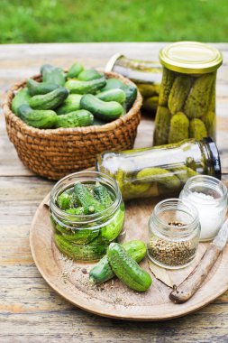 Ev bahçesinden gelen cam kavanozda salatalık turşusu. Ev yapımı salatalık turşusu.