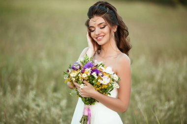 Güzel genç gelin tik çiçekler Buket moda sarı alan, doğa düğün kavramı giyiyor