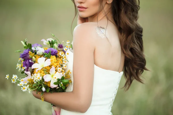 Détails de mariage, bouquet de mariée de mode dans les mains de la mariée — Photo