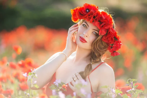 Mujer bonita en el campo de flores de amapola roja, tiempo de primavera — Foto de Stock